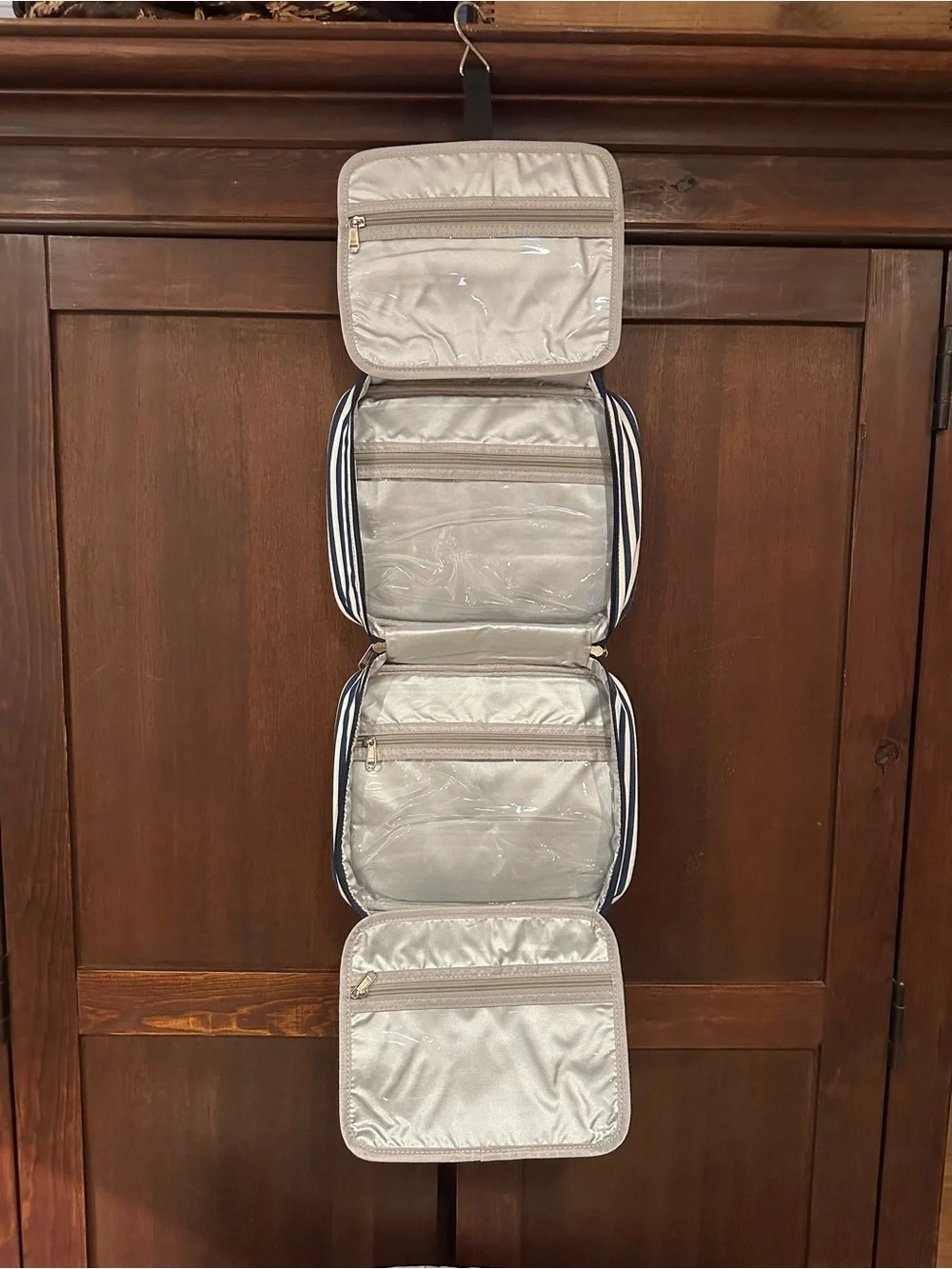 Basidu • Women’s toiletry travel bag • Brand New with tag